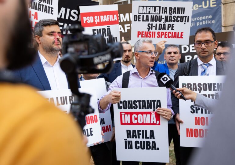 Protest USR la Ministerul Sănătății, pentru demisia lui Rafila. Stelian Ion a fost amendat (Foto & Video)