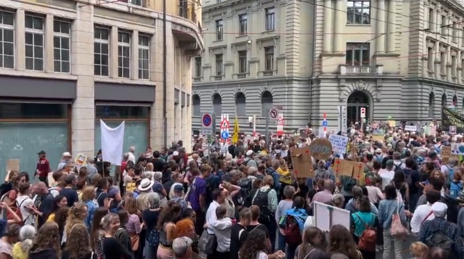 Zeci de mii de oameni au protestat în Elveția: Guvernul aprobă noi drumuri, dar nu ia măsuri împotriva încălzirii globale (Video)