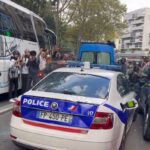 Proteste violente în Franța: Mașină de poliție atacată și fugărită de manifestanți (Video)