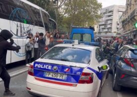 Proteste violente în Franța: Mașină de poliție atacată și fugărită de manifestanți (Video)