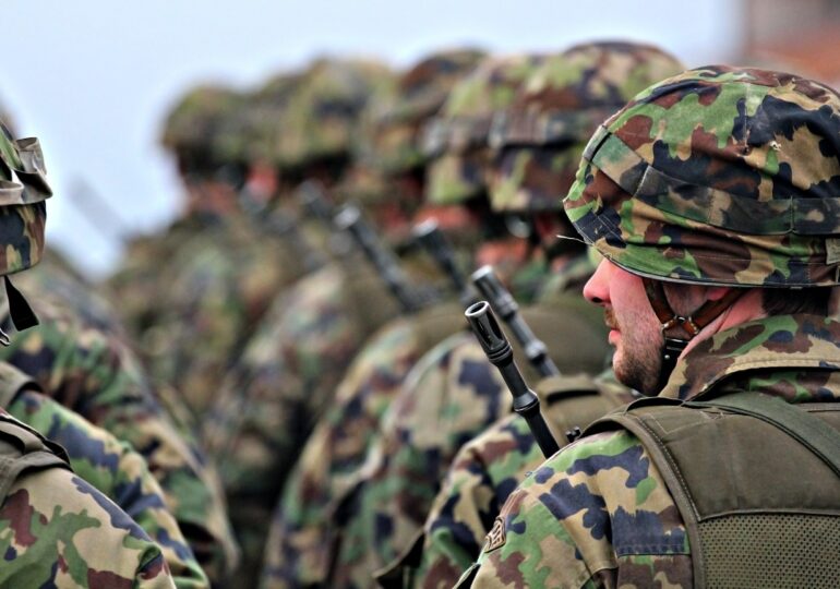 Soldații părăsesc armatele europene exact când NATO are nevoie de ei