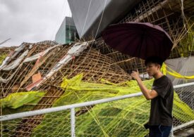 Taifunul Saola a lovit Hong Kong. Zeci de oameni la spital, copaci căzuți, zboruri anulate (Video)