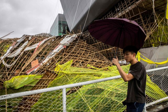 Taifunul Saola a lovit Hong Kong. Zeci de oameni la spital, copaci căzuți, zboruri anulate (Video)