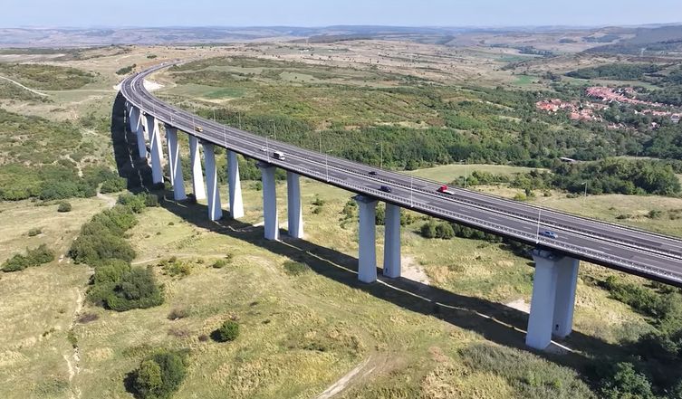 La mai puțin de 10 ani de la darea în folosință, viaductul de la Aciliu, de pe autostrada A1, s-a fisurat