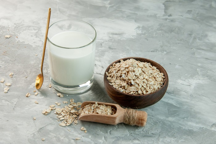 Ce avantaje aduce laptele de ovăz și cum să-l integrezi în rutina ta zilnică