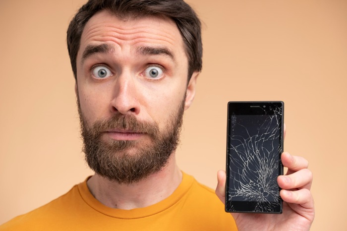 Cum să-ți protejezi telefonul de daune și uzură? Iată care sunt accesoriile esențiale