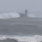 Furtuna Babet a inundat nordul Europei. Orașe de coastă „îngropate” de spuma de mare (Video)