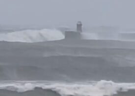 Furtuna Babet a inundat nordul Europei. Orașe de coastă „îngropate” de spuma de mare (Video)