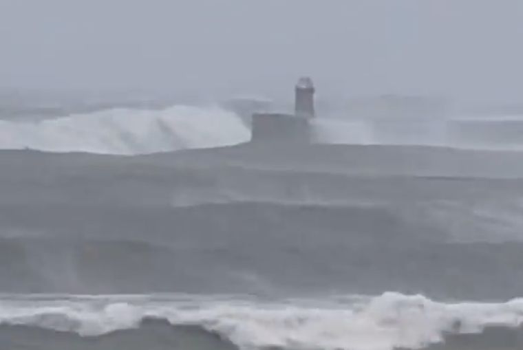Furtuna Babet a inundat nordul Europei. Orașe de coastă „îngropate” de spuma de mare (Video)