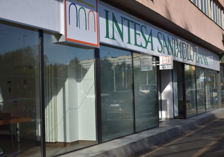 Intesa Sanpaolo cumpăra First Bank și poate intra în Top 10 cele mai mari bănci din România