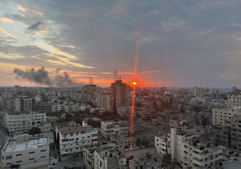 Israelul înarmează civili. Hamas vrea la schimb pentru ostatici 6.000 de prizonieri palestinieni. Oamenii din Gaza, inclusiv 200 de români, încearcă să fugă în Egipt (Video)