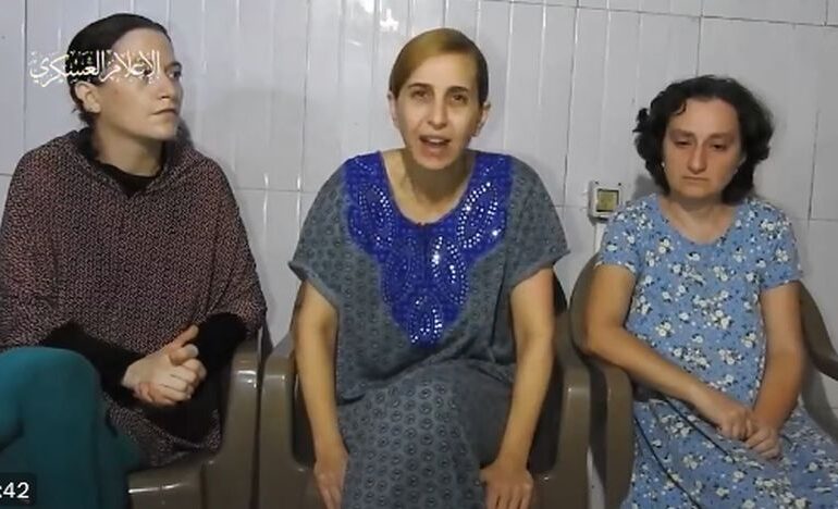 Tatăl ostaticei de origine română, care vorbește în videoclipul Hamas, e "ușurat să o vadă în viață". Femeia are nevoie de medicamente