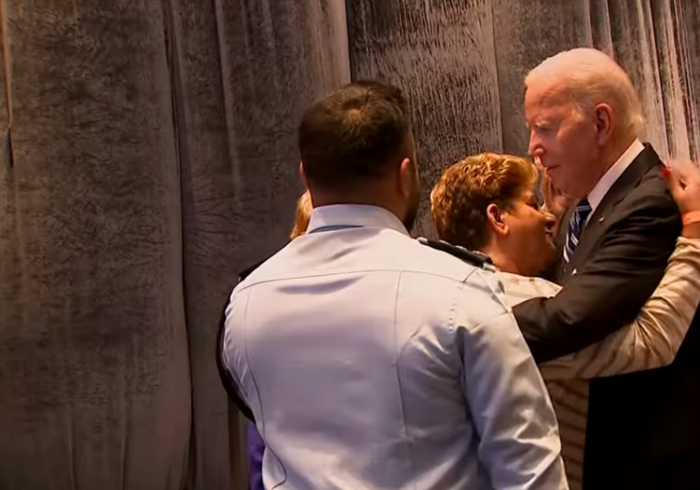 Cine e femeia pe care Biden a îmbrățișat-o când a ajuns în Israel: I-a potolit pe teroriști cu ceai și prăjituri (Video)