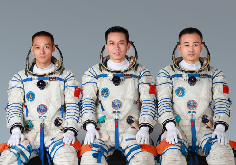 China a trimis în spațiu misiunea Shenzhou-17 cu cel mai tânăr echipaj de astronauți (Video)