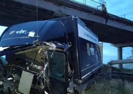 Un tir a căzut de pe un pod din Brăila, a aterizat pe calea ferată și a blocat trenurile