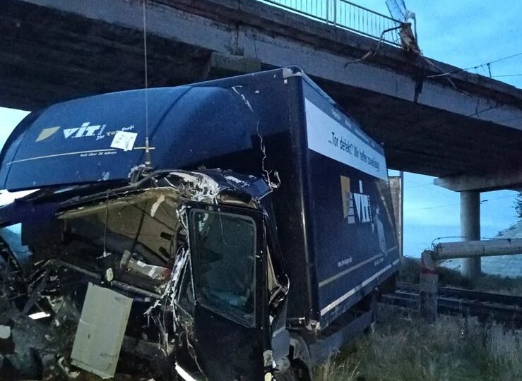 Un tir a căzut de pe un pod din Brăila, a aterizat pe calea ferată și a blocat trenurile