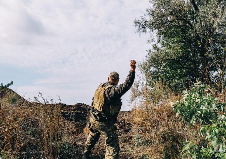 Ziua 587. Zelenski, pe front. Ucraina vede fundul sacului cu armament. Iohannis cere NATO apărare aeriană