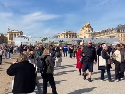 Amenințare cu bombă la Palatul Versailles. A fost evacuat de urgență (Video)