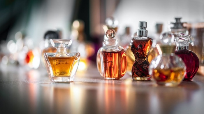 Parfumuri: O călătorie în timp și arome - alegerea perfectă și aplicarea corectă