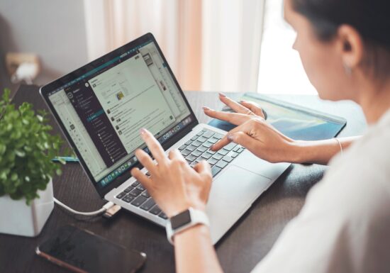 Încă o țară vrea să interzică rețelele sociale pentru copiii sub 15 ani. Platformele ar urma să fie amendate