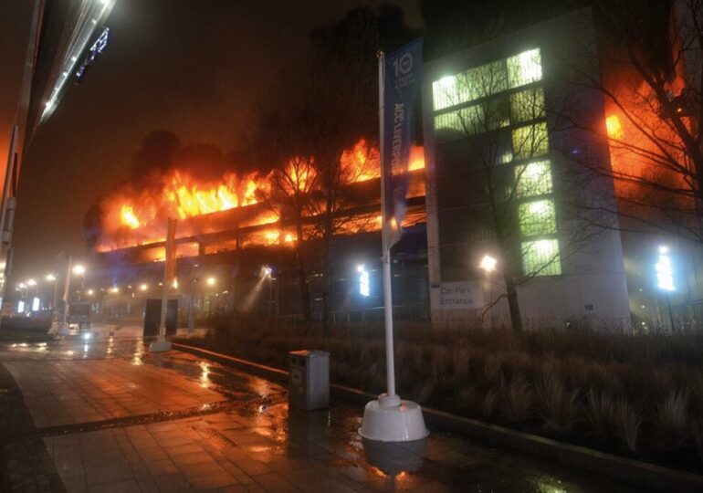 Un incendiu devastator afectează un aeroport din Londra. Toate zborurile au fost suspendate și sute de oameni sunt blocați (Video)