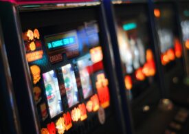 Noile reguli pentru jocurile de noroc, pe care le vrea Guvernul: Taxe mai mari, bază de date cu jucătorii și fără alcool în săli