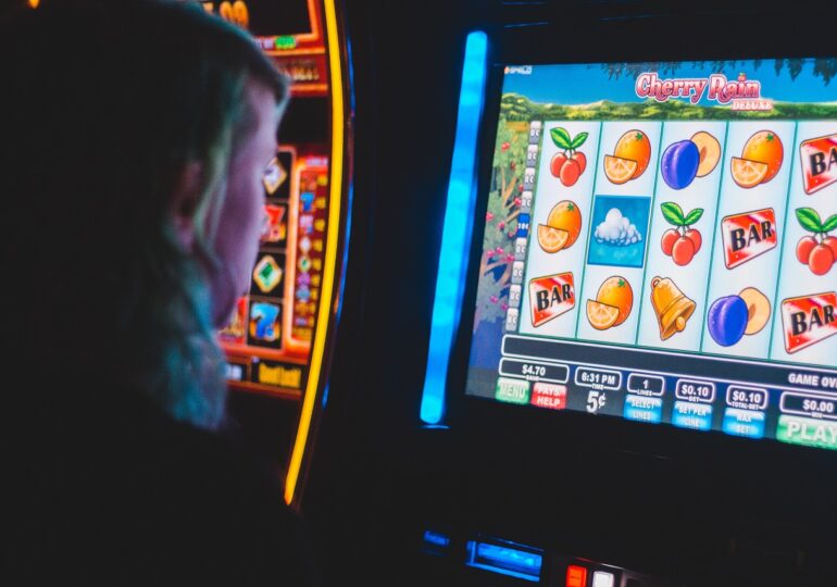 Patronii jocurilor de noroc acceptă majorarea taxelor și promit să lupte împotriva dependenței provocate de "păcănele"