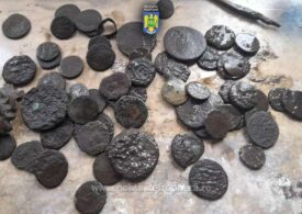 Zeci de monede din perioada romană și medievală, găsite de polițiști în bagajul unor bulgari care ieșeau din România