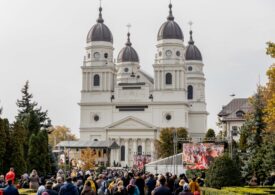 Coadă de mii de oameni încă din prima zi a pelerinajului de la Iași. Racla cu moaștele Sfintei Parascheva a fost scoasă din Catedrală (Video)