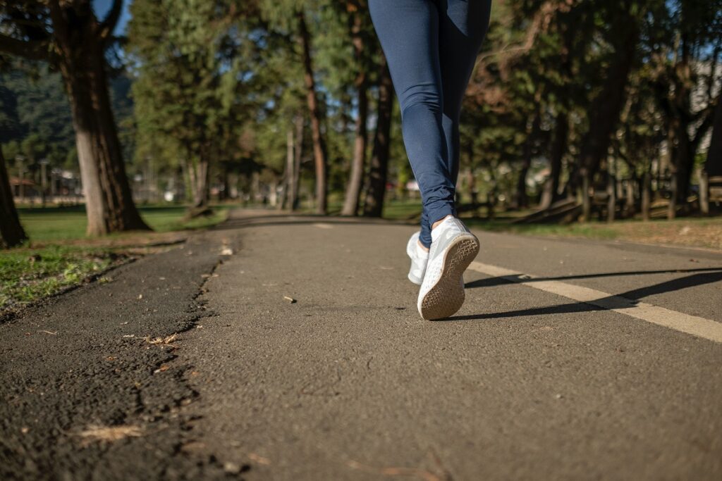 Mersul japonez: Un exercițiu accesibil cu beneficii majore pentru sănătate