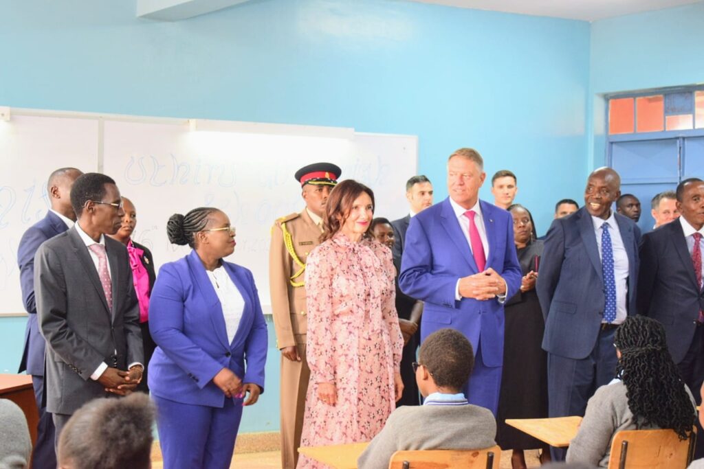 Iohannis și la scoala de fete din Kenya