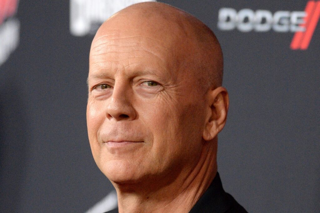 Boala lui Bruce Willis s-a agravat. Actorul nu mai știe că a fost vedetă, nu mai poate vorbi sau merge