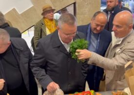 Prezidențiabilul Ciucă s-a dus la piață. Rareș Bogdan i-a vânturat sub nas "pătrunjelul adevărat" (Video)