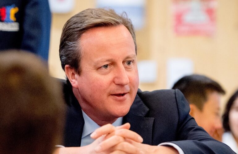 Mutări majore la Londra: Premierul demite ministrul de Interne, iar David Cameron revine în Guvern