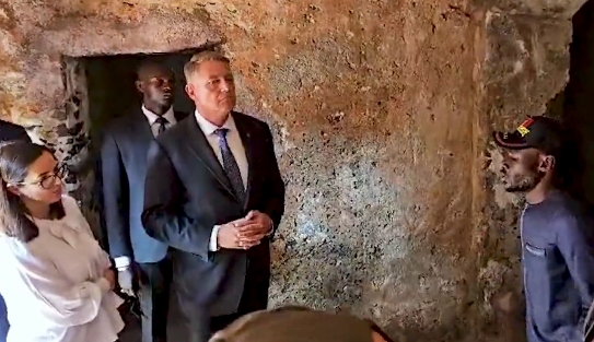 Iohannis a vizitat Casa sclavilor fără soție. Primarul din Goree: Nu a vorbit ca Obama, dar fiecare are stilul lui (Galerie foto)