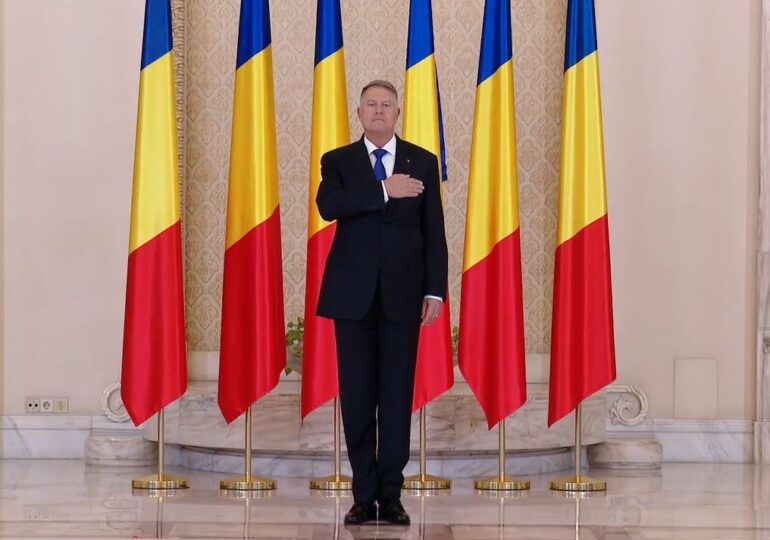 Iohannis a decorat cercetători, profesori, șefi de instituții (Video). George Simion a primit "Crucea șaguniană" pentru mireni de la un mitropolit