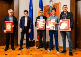 Nicușor Dan aduce trei olimpici de aur la matematică pentru a aprinde iluminatul festiv din București
