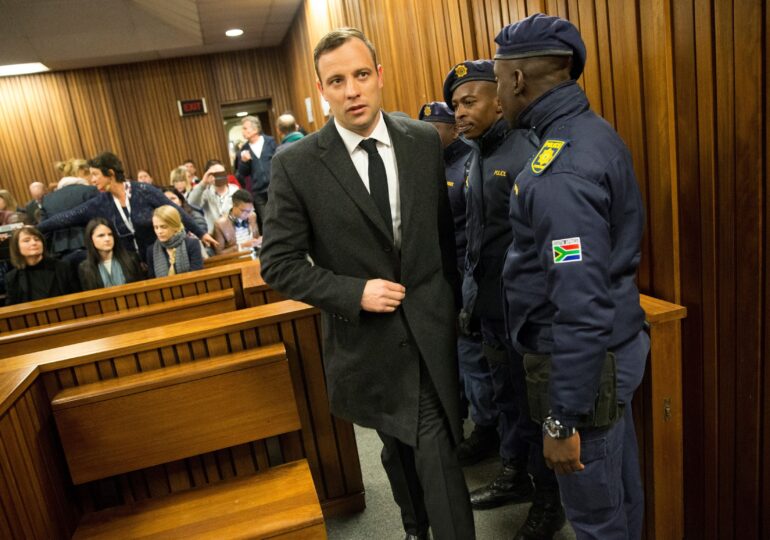 Campionul paralimpic Oscar Pistorius va fi eliberat din închisoare la 10 ani de la uciderea iubitei