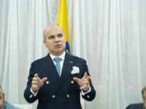 Rareș Bogdan, un critic al lui Ilie Bolojan, anunță că-l susține și e de acord cu decizia partidului de a intra în Opoziție, dar se teme că 2 ani și 8 luni, cât mai e până la alegerile parlamentare, reprezintă  o perioadă foarte lungă și poate apărea pericolul pierderii susținerii publice