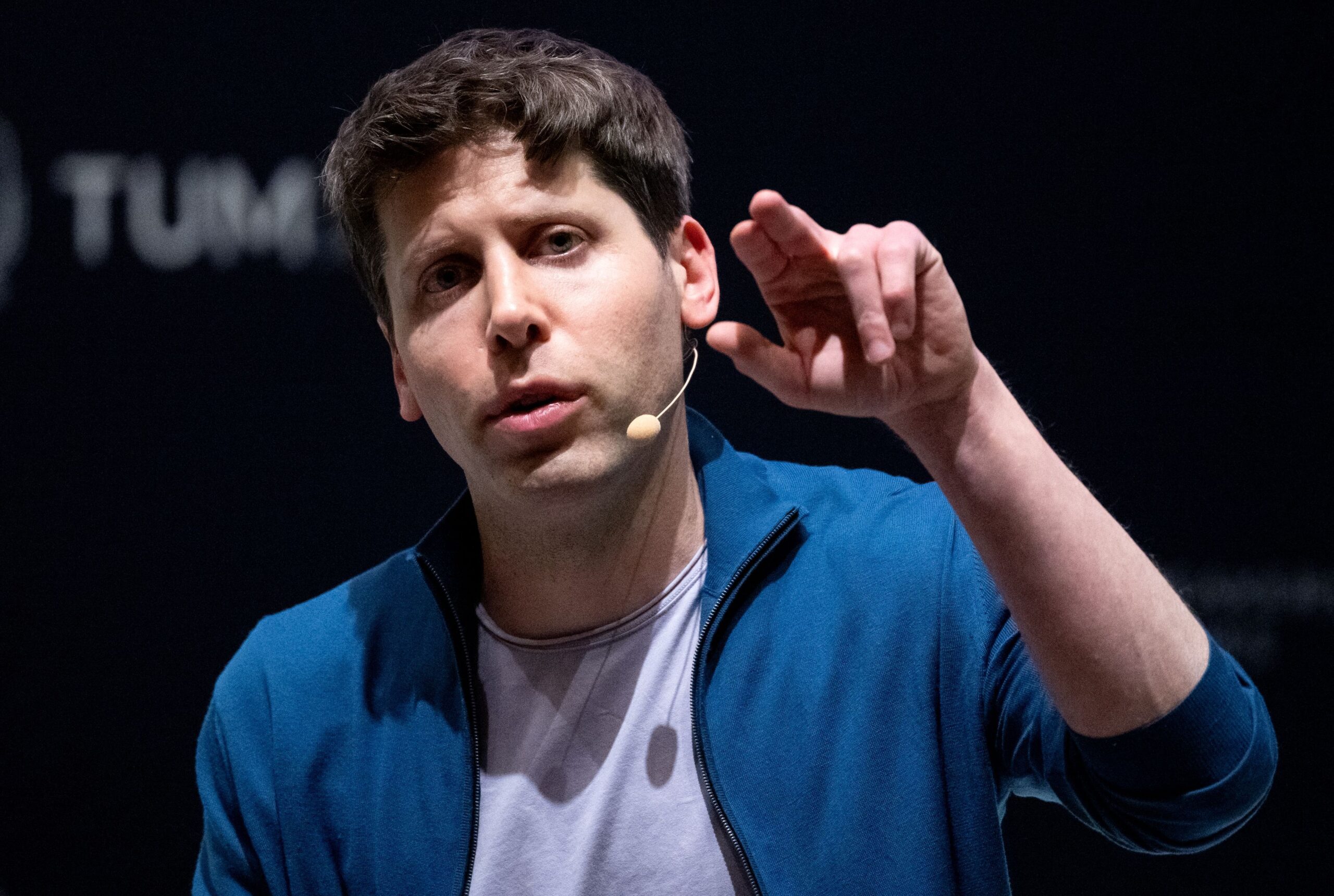 sam-altman-se-ntoarce-la-openai-la-c-teva-zile-dup-ce-a-fost-demis