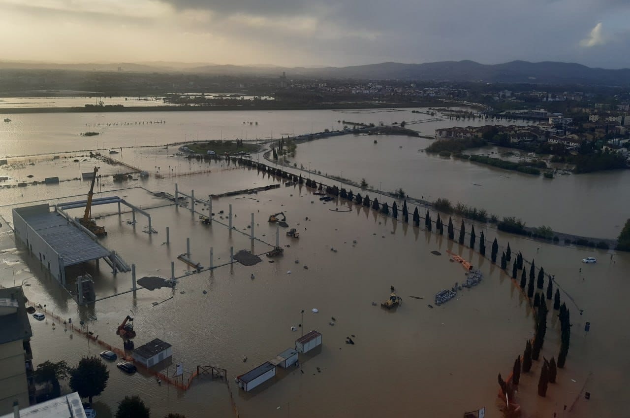 La tempesta Ciaran ha devastato l’Italia: almeno 5 morti in Toscana. In tre ore sono caduti 200 l/m2 (Foto e Video)