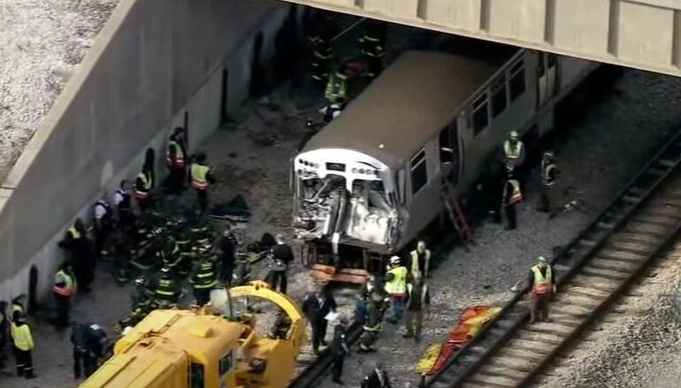 Zeci de răniți într-un accident de tren în Chicago (Video)