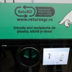 Fac averi din PET-urile aruncate la gunoi. Câți bani câștigă zilnic un tânăr care duce la reciclat sticlele de pe plajă