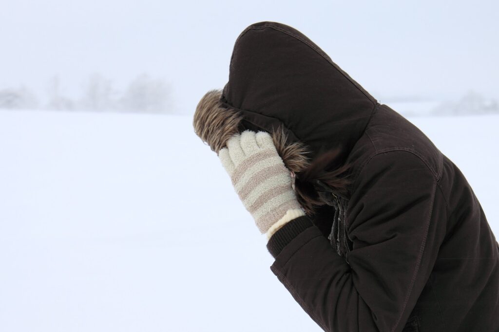 Ger, ninsori, polei și viscol până marți. Alertă meteo și coduri galbene pentru toată țara