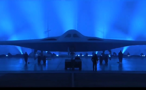 Un nou bombardier american invizibil pe radar a făcut zborul inaugural (Video)