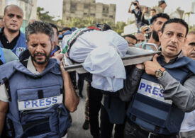 <span style="color:#990000;">O lună de război în Gaza</span> Evacuarea de cetățeni străini - suspendată. Întâlnire Hamas - Iran. AFP cere anchetă (Video)