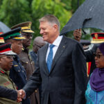 Klaus Iohannis, primit cu salve de tun în Tanzania. A mers prin ploaie torențială fără umbrelă ca să salute garda (Galerie foto & video)