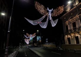 A început montarea decorațiunilor de Crăciun în București. Când se aprind luminițele (Foto)