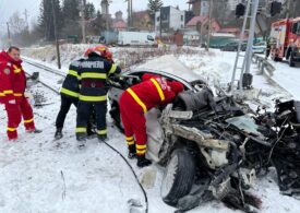 O mașină a fost lovită de două trenuri, la o trecere de cale ferată din Bușteni (Foto) <span style="color:#990000;">UPDATE</span>