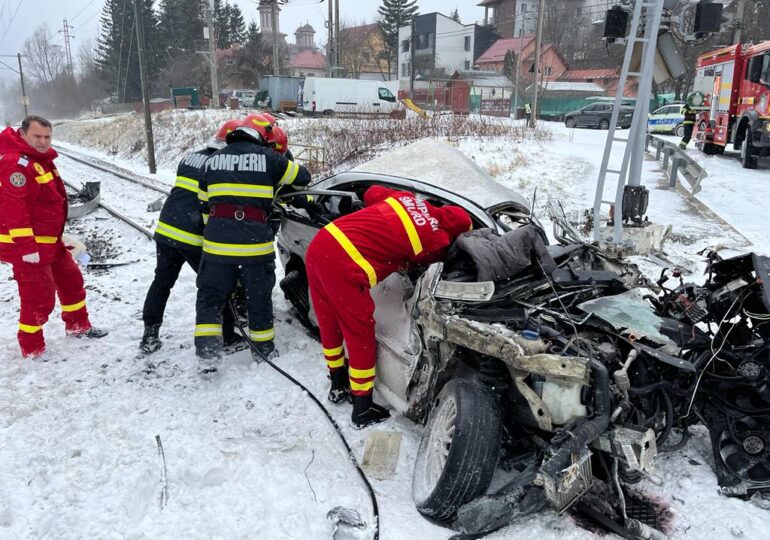 O mașină a fost lovită de două trenuri, la o trecere de cale ferată din Bușteni (Foto) <span style="color:#990000;">UPDATE</span>